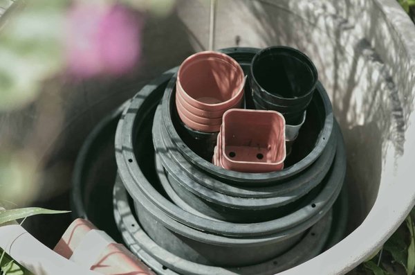 Comment installer soi-même des bordures de jardin en plastique ?