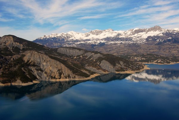 Quels sont les avantages d'une serre solaire passive pour un jardin dans une région froide?